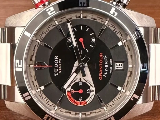 Title: Grantour Chrono Fly-Back - 42 mm
Brand: Tudor
Model: Grantour Chrono Fly-Back
Ref: 20550N
Category: Racing
Diameter: 42mm
Functions: Kronograf
Year: 2015
Price: 30000
Condition: 9.0
Dial Color: Sort
Strap: Metal
Case material: Stål
Gender: Herre
Match: 100.0%
Billedet er ejet af Limited Watches (212009) Et Tudor ur