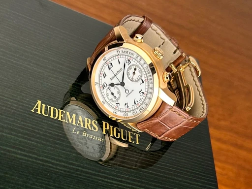 Title: Jules Audemars Chronograph - 41 mm
Brand: Audemars Piguet
Model: Jules Audemars Chronograph
Ref: 2610
Category: Racing
Diameter: 41mm
Functions: Kronograf
Year: null
Price: 159000
Condition: undefined
Dial Color: Hvid
Strap: Læder
Case material: Guld
Gender: Herre
Match: 100.0%
Billedet er ejet af Limited Watches (152356) Et Audemars Piguet ur
