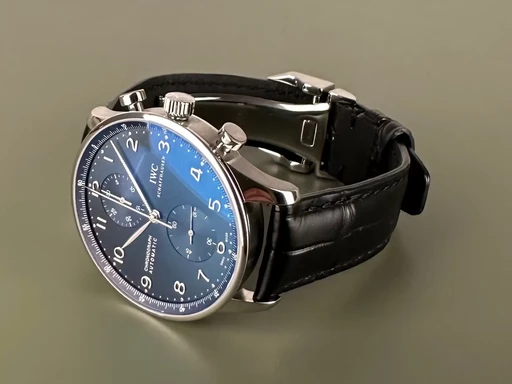 Title: Portugieser Chronograph - 41mm. IWC Garanti til 05/2026 - Inkl. 2 nye remme.
Brand: IWC
Model: Portugieser Chronograph
Ref: null
Category: Dress
Diameter: 41mm
Functions: Kronograf
Year: null
Price: 35000
Condition: undefined
Dial Color: Blå
Strap: Læder
Case material: Stål
Gender: Herre
Match: 100.0%
Billedet er ejet af Limited Watches (404610) Et IWC ur