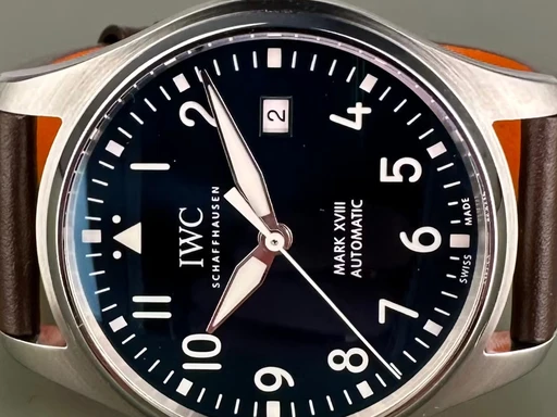 Title: Pilot’s watch Mark XVIII - 40 mm - Ny rem.
Brand: IWC
Model: Pilot’s watch Mark XVIII
Ref: null
Category: Pilot
Diameter: 40mm
Functions: Dato
Year: null
Price: 26000
Condition: undefined
Dial Color: Sort
Strap: Læder
Case material: Stål
Gender: Herre
Match: 100.0%
Billedet er ejet af Limited Watches (400175) Et IWC ur