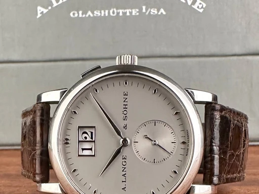 Title: Saxonia 34 mm Platin
Brand: A. Lange & Söhne
Model: Saxonia
Ref: 105.025
Category: Dress
Diameter: 34mm
Functions: Dato
Year: null
Price: 205000
Condition: undefined
Dial Color: Hvid
Strap: Læder
Case material: Andet
Gender: Herre
Match: 100.0%
Billedet er ejet af Limited Watches (152348) Et A. Lange & Söhne ur