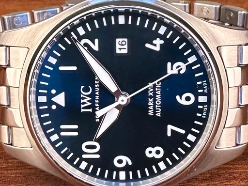 Title: Pilot’s watch Mark XVIII - 40 mm
Brand: IWC
Model: Pilot's watch Mark XVIII
Ref: null
Category: Pilot
Diameter: 40mm
Functions: Dato
Year: null
Price: 33000
Condition: undefined
Dial Color: Sort
Strap: Metal
Case material: Stål
Gender: Herre
Match: 100.0%
Billedet er ejet af Limited Watches (170747) Et IWC ur