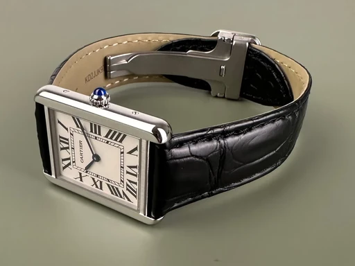 Title: Tank Solo - 27x35 mm - large - Med to nye remme. (New)
Brand: Cartier
Model: Tank Solo
Ref: WSTA0028
Category: Dress
Diameter: 27mm
Functions:
Year: 2019
Price: 22000
Condition: 9.0
Dial Color: Hvid
Strap: Læder
Case material: Stål
Gender: Dame
Match: 100.0%
Billedet er ejet af Limited Watches (536707) Et Cartier ur