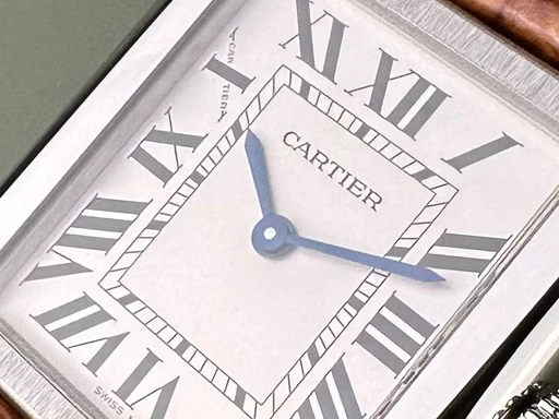 Title: Tank Solo - Small 24x31. Garanti til 12/2027. Med 2 nye remme. (New)
Brand: Cartier
Model: Tank Solo - Small
Ref: null
Category: Dress
Diameter: 24mm
Functions: 
Year: null
Price: 22000
Condition: undefined
Dial Color: Hvid
Strap: Læder
Case material: Stål
Gender: Dame
Match: 100.0%
Billedet er ejet af Limited Watches (441292) Et Cartier ur