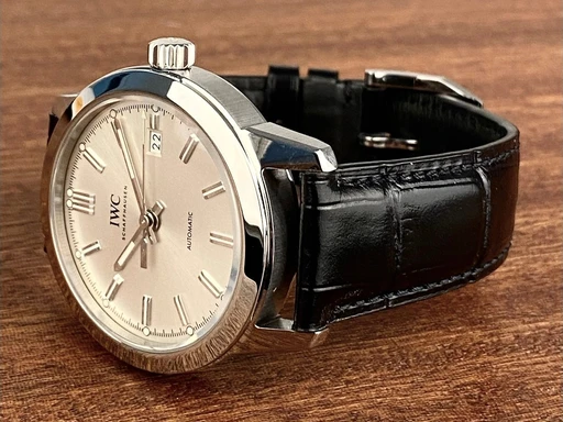 Title: 40 mm Ingenieur Automatic
Brand: IWC
Model: Ingenieur Automatic
Ref: IW3570-01
Category: Dress
Diameter: 40mm
Functions: Dato
Year: 2019
Price: 31500
Condition: undefined
Dial Color: Sølv
Strap: Læder
Case material: Stål
Gender: Herre
Match: 100.0%
Billedet er ejet af Limited Watches (152317) Et IWC ur
