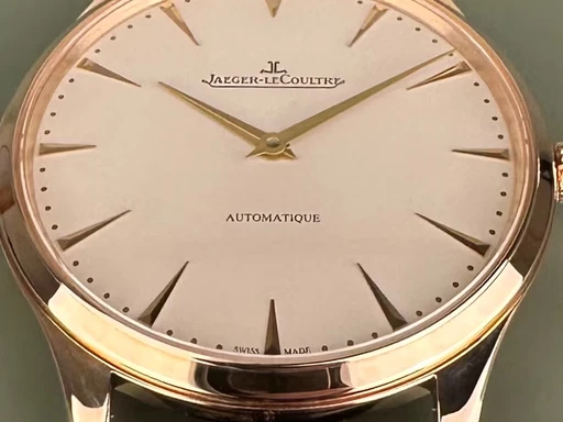 Title: Master Ultra Thin (New)
Brand: Jaeger-LeCoultre
Model: Master Ultra Thin Q1332511
Ref: null
Category: Dress
Diameter: 41mm
Functions: 
Year: null
Price: 69000
Condition: undefined
Dial Color: Hvid
Strap: Læder
Case material: Guld
Gender: Herre
Match: 100.0%
Billedet er ejet af Limited Watches (441293) Et Jaeger-LeCoultre ur