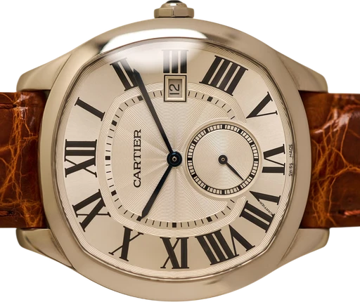 Titel: Drive De Cartier (Nyhed)
Mærke: Cartier
Model: Drive De Cartier
Ref.: WSNM0004
Årgang: 2016
Tilbehør: Boks og Papirer
Stand: 9.0 (Brugt)
Pris: 33.000 kr.
Diameter: 42mm
Funktioner: Dato
Skivefarve: Sølv
Rem: Læder
Kassemateriale: Stål
Kategori: Dress
Køn: Herre
Match: 100.0%
Billedet ejes af Limited Watches (1040815) Et Cartier ur
