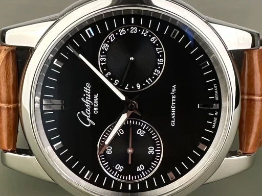 Title: Senator Hand Date - 40 mm. Med 2 nye remme.
Brand: Glashütte Original
Model: Senator Hand Date
Ref: 1-39-58-01-02-04
Category: Dress
Diameter: 40mm
Functions: Dato
Year: 2016
Price: 33000
Condition: 9.0
Dial Color: Sort
Strap: Læder
Case material: Stål
Gender: Herre
Match: 100.0%
Billedet er ejet af Limited Watches (477161) Et Glashütte Original ur