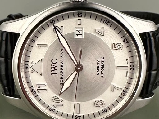 Title: Pilot XVI Spitfire - 39 mm
Brand: IWC
Model: Pilot XVI Spitfire
Ref: IW325502
Category: Pilot
Diameter: 39mm
Functions: Dato
Year: 2016
Price: 24000
Condition: 9.0
Dial Color: Sølv
Strap: Læder
Case material: Stål
Gender: Herre
Match: 100.0%
Billedet er ejet af Limited Watches (495353) Et IWC ur