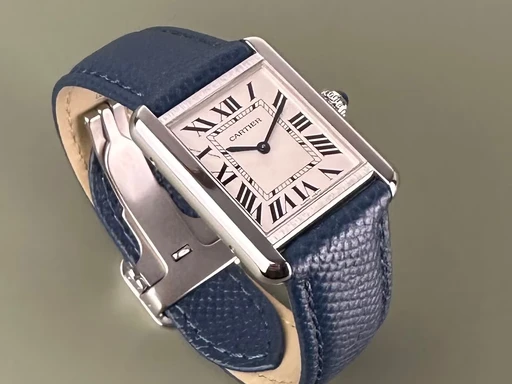 Title: Tank Solo - Small 24x31. Garanti til 03/2028 - Ny rem. (New)
Brand: Cartier
Model: Tank Solo - Small
Ref: null
Category: Dress
Diameter: 24mm
Functions: 
Year: null
Price: 22000
Condition: undefined
Dial Color: Hvid
Strap: Læder
Case material: Stål
Gender: Dame
Match: 100.0%
Billedet er ejet af Limited Watches (424996) Et Cartier ur