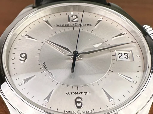 Title: Master Memovox - 40mm. Med 2 nye remme.
Brand: Jaeger-LeCoultre
Model: Master Memovox
Ref: Q1418430
Category: Dress
Diameter: 40mm
Functions: Dato
Year: null
Price: 45000
Condition: undefined
Dial Color: Sølv
Strap: Læder
Case material: Stål
Gender: Herre
Match: 100.0%
Billedet er ejet af Limited Watches (322190) Et Jaeger-LeCoultre ur