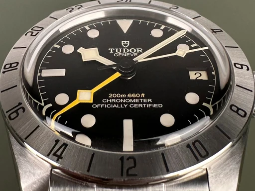 Title: Black Bay Pro - 39 mm - Garanti til 08/2028
Brand: Tudor
Model: Black Bay Pro 79470
Ref: null
Category: Sport
Diameter: 39mm
Functions: GMT, Dato
Year: null
Price: 24000
Condition: undefined
Dial Color: Sort
Strap: Metal
Case material: Stål
Gender: Herre
Match: 100.0%
Billedet er ejet af Limited Watches (237803) Et Tudor ur