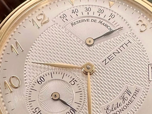 Title: Elite Power Reserve - 36 mm
Brand: Zenith
Model: Elite Power Reserve
Ref: 30.0240.655/01
Category: Dress
Diameter: 36mm
Functions: Dato
Year: 1998
Price: 47500
Condition: undefined
Dial Color: Sølv
Strap: Læder
Case material: Guld
Gender: Herre
Match: 100.0%
Billedet er ejet af Limited Watches (152275) Et Zenith ur