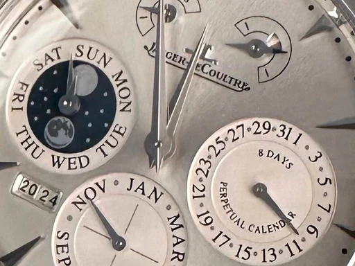 Title: Master Eight Days Perpetual - 40 mm
Brand: Jaeger-LeCoultre
Model: Master Eight Days Perpetual
Ref: null
Category: Dress
Diameter: 40mm
Functions: Dato, Ugedag, Månefase
Year: 2024
Price: 105000
Condition: undefined
Dial Color: Sølv
Strap: Læder
Case material: Stål
Gender: Herre
Match: 100.0%
Billedet er ejet af Limited Watches (152406) Et Jaeger-LeCoultre ur