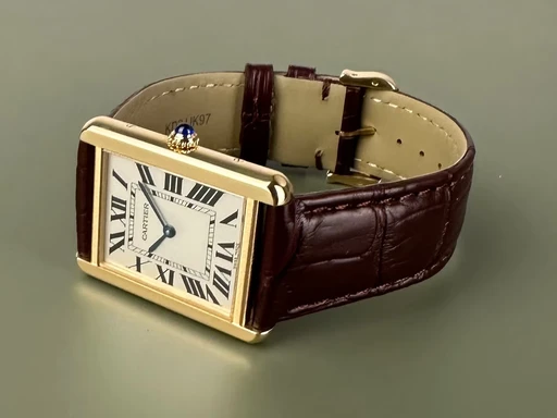 Title: Tank Solo - 27x35 mm - large - Med 2 nye remme.
Brand: Cartier
Model: Tank Solo Large
Ref: W1018855
Category: Dress
Diameter: 27mm
Functions:
Year: 2014
Price: 40000
Condition: 9.0
Dial Color: Hvid
Strap: Læder
Case material: Guld
Gender: Dame
Match: 100.0%
Billedet er ejet af Limited Watches (536712) Et Cartier ur