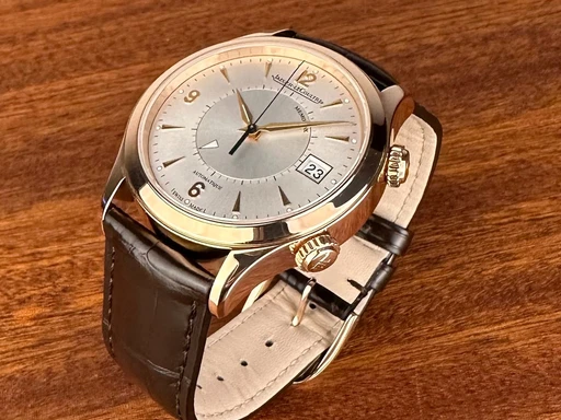 Title: Master Memovox
Brand: Jaeger-LeCoultre
Model: Master Memovox
Ref: Q1412530
Category: Dress
Diameter: 40mm
Functions: Dato, Kronograf
Year: null
Price: 92000
Condition: undefined
Dial Color: Sølv
Strap: Læder
Case material: Guld
Gender: Herre
Match: 100.0%
Billedet er ejet af Limited Watches (152373) Et Jaeger-LeCoultre ur