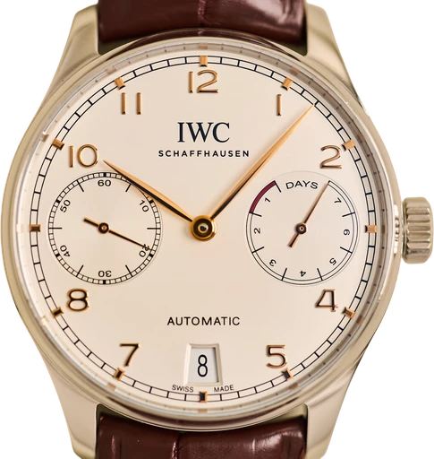 Titel: Portugieser Automatic 7 Days 42 mm (Nyhed)
Mærke: IWC
Model: Portugieser Automatic 7 Days
Ref.: IW500704
Årgang: 2020
Tilbehør: Boks og Papirer
Stand: 9.0 (Brugt)
Pris: 58.000 kr.
Diameter: 42mm
Funktioner: Dato
Skivefarve: Sølv
Rem: Læder
Kassemateriale: Stål
Kategori: Dress
Køn: Herre
Match: 100.0%
Billedet ejes af Limited Watches (1215668) Et IWC ur