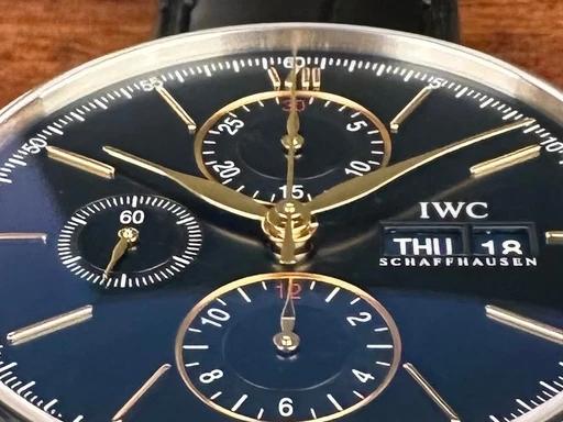 Title: Portofino Chronograph - 42 mm. Garanti til 10/2029. Nye remme.
Brand: IWC
Model: Portofino Chronograph IW391036
Ref: null
Category: Dress
Diameter: 42mm
Functions: Kronograf, Dato, Ugedag
Year: null
Price: 36000
Condition: undefined
Dial Color: Sort
Strap: Læder
Case material: Stål
Gender: Herre
Match: 100.0%
Billedet er ejet af Limited Watches (322192) Et IWC ur