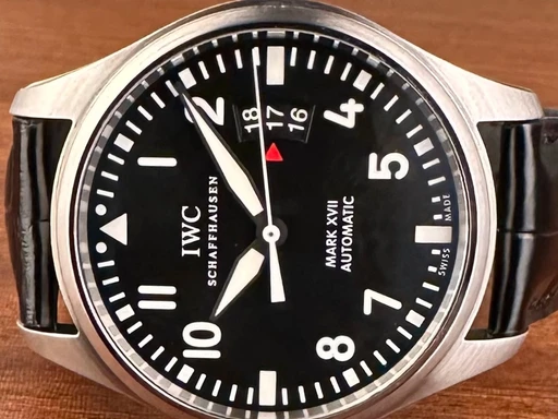 Title: Pilot’s watch Mark XVII - 41 mm
Brand: IWC
Model: Pilot's watch Mark XVII
Ref: null
Category: Pilot
Diameter: 41mm
Functions: Dato
Year: null
Price: 27000
Condition: undefined
Dial Color: Sort
Strap: Læder
Case material: Stål
Gender: Herre
Match: 100.0%
Billedet er ejet af Limited Watches (182828) Et IWC ur