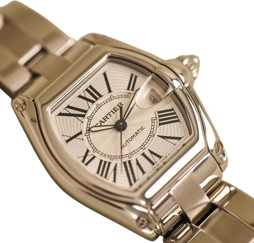 Titel: Roadster - 38 mm (Nyhed)
Mærke: Cartier
Model: Roadster
Ref.: W62025V3
Årgang: 2015
Tilbehør: Boks og Papirer
Stand: 9.0 (Brugt)
Pris: 29.000 kr.
Diameter: 38mm
Funktioner: Dato
Skivefarve: Sølv
Rem: Metal
Kassemateriale: Stål
Kategori: Sport
Køn: Herre
Match: 100.0%
Billedet ejes af Limited Watches (1052454) Et Cartier ur