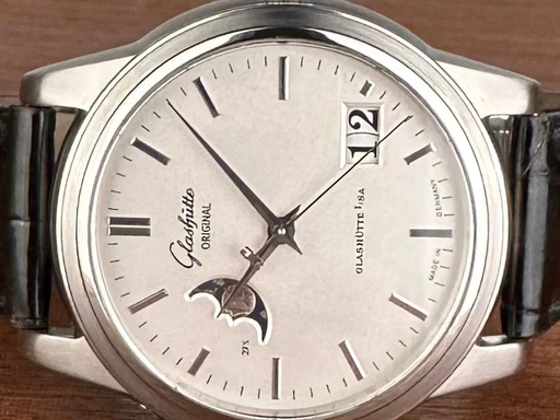 Title: Senator Panorama Moonphase - 40 mm
Brand: Glashütte Original
Model: Senator Panorama Moonphase
Ref: null
Category: Dress
Diameter: 40mm
Functions: Dato, Månefase
Year: null
Price: 44000
Condition: undefined
Dial Color: Hvid
Strap: Læder
Case material: Stål
Gender: Herre
Match: 100.0%
Billedet er ejet af Limited Watches (152381) Et Glashütte Original ur