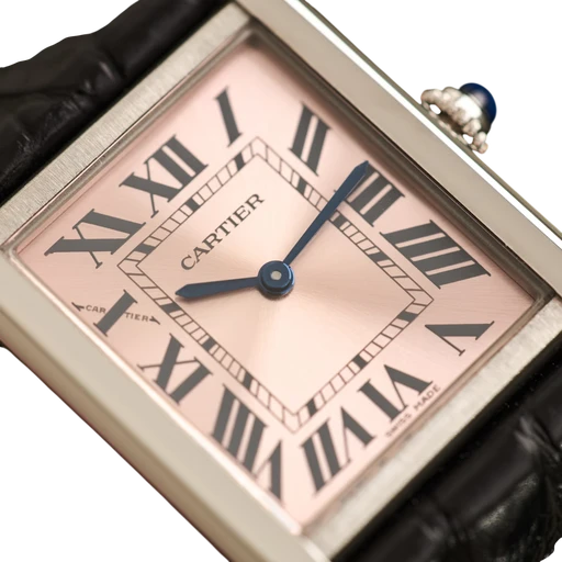 Title: Tank Solo - Pink 24x31 mm - Med 2 nye remme.
Brand: Cartier
Model: Tank Solo
Ref: W5200000
Category: Dress
Diameter: 24mm
Functions:
Year: 2016
Price: 22500
Condition: 9.0
Dial Color: Rød
Strap: Læder
Case material: Stål
Gender: Dame
Match: 100.0%
Billedet er ejet af Limited Watches (622981) Et Cartier ur