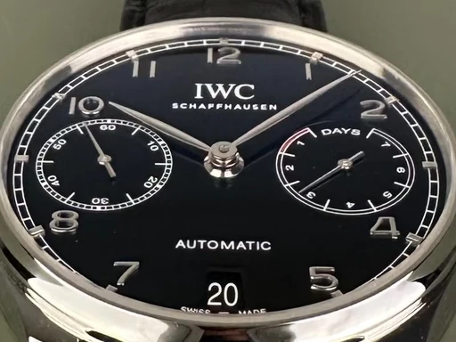 Title: Portugieser Automatic - 42 mm. Med 2 nye remme.
Brand: IWC
Model: Portugieser Automatic IW500703
Ref: null
Category: Dress
Diameter: 42mm
Functions: Dato
Year: null
Price: 57000
Condition: undefined
Dial Color: Sort
Strap: Læder
Case material: Stål
Gender: Herre
Match: 100.0%
Billedet er ejet af Limited Watches (411261) Et IWC ur