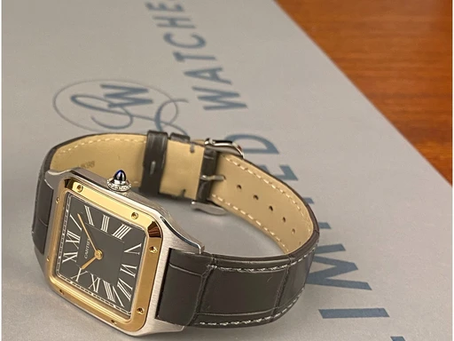 Title: Garanti 2029 - Santos Dumont - 500 stk.
Brand: Cartier
Model: Santos Dumont
Ref: W2SA0015
Category: Dress
Diameter: 31mm
Functions:
Year: 2021
Price: 67000
Condition: undefined
Dial Color: Sort
Strap: Læder
Case material: Stål
Gender: Herre
Match: 100.0%
Billedet er ejet af Limited Watches (152383) Et Cartier ur