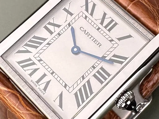Title: Tank Solo - Large 27x35 mm. Med to nye remme. (New)
Brand: Cartier
Model: Tank Solo - Large
Ref: null
Category: Dress
Diameter: 27mm
Functions:
Year: null
Price: 23000
Condition: undefined
Dial Color: Hvid
Strap: Læder
Case material: Stål
Gender: Dame
Match: 100.0%
Billedet er ejet af Limited Watches (424993) Et Cartier ur