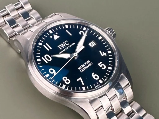 Title: Pilot’s watch Mark XVIII - 40 mm - Garanti til 07/2029
Brand: IWC
Model: Pilot’s watch Mark XVIII
Ref: null
Category: Pilot
Diameter: 40mm
Functions: Dato
Year: null
Price: 32000
Condition: undefined
Dial Color: Blå
Strap: Metal
Case material: Stål
Gender: Herre
Match: 100.0%
Billedet er ejet af Limited Watches (219885) Et IWC ur