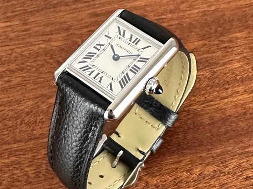 Title: Tank Must - SolarBeat 22x30 - Garanti til 02/2030
Brand: Cartier
Model: Tank Must - SolarBeat
Ref: WSTA0060
Category: Dress
Diameter: 22mm
Functions: Dato
Year: 2022
Price: 24500
Condition: 9.0
Dial Color: Hvid
Strap: Læder
Case material: Stål
Gender: Dame
Match: 100.0%
Billedet er ejet af Limited Watches (152354) Et Cartier ur