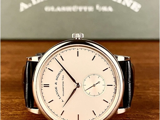 Title: Saxonia 37 mm
Brand: A. Lange & Söhne
Model: Saxonia
Ref: 216.026
Category: Dress
Diameter: 37mm
Functions: Dato
Year: null
Price: 128000
Condition: undefined
Dial Color: Hvid
Strap: Læder
Case material: Guld
Gender: Herre
Match: 100.0%
Billedet er ejet af Limited Watches (152343) Et A. Lange & Söhne ur