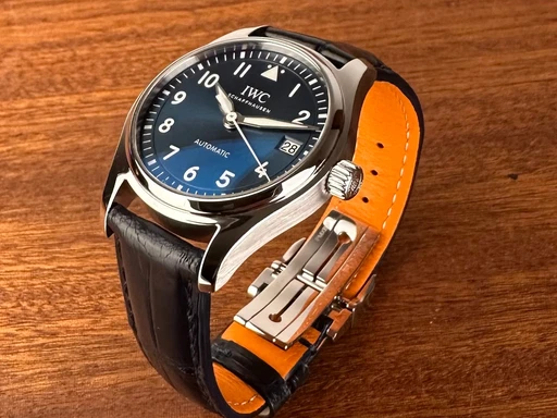 Title: Pilot’s watch Mark XVIII - 36 mm
Brand: IWC
Model: Pilot's watch Mark XVIII
Ref: IW324008
Category: Pilot
Diameter: 36mm
Functions: Dato
Year: 2021
Price: 29000
Condition: undefined
Dial Color: Blå
Strap: Læder
Case material: Stål
Gender: Herre
Match: 100.0%
Billedet er ejet af Limited Watches (152369) Et IWC ur