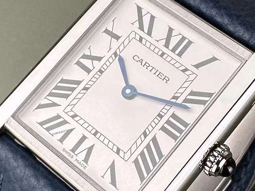 Title: Tank Solo - Large - 27x35. Fabriksgaranti til 06/2029. Ny sort læderrem.
Brand: Cartier
Model: Tank Solo - Large
Ref: null
Category: Dress
Diameter: 27mm
Functions:
Year: null
Price: 23000
Condition: undefined
Dial Color: Hvid
Strap: Læder
Case material: Stål
Gender: Dame
Match: 100.0%
Billedet er ejet af Limited Watches (384228) Et Cartier ur