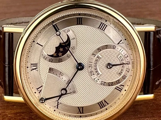 Title: Classique PR Moonphase - 35,5 mm
Brand: Breguet
Model: Classique PR Moonphase
Ref: 3137BA/11/986
Category: Dress
Diameter: 35mm
Functions: Månefase, Dato
Year: 2000
Price: 165000
Condition: undefined
Dial Color: Sølv
Strap: Læder
Case material: Guld
Gender: Herre
Match: 100.0%
Billedet er ejet af Limited Watches (152296) Et Breguet ur