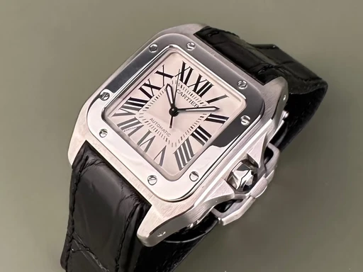 Title: Santos 100 - 36x43 mm. Ny rem. (New)
Brand: Cartier
Model: Santos 100
Ref: W20106X8
Category: Dress
Diameter: 36mm
Functions: Dato
Year: 2017
Price: 31000
Condition: 9.0
Dial Color: Sølv
Strap: Læder
Case material: Stål
Gender: Herre
Match: 100.0%
Billedet er ejet af Limited Watches (562152) Et Cartier ur