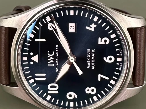 Title: Pilot’s watch Mark XVIII - 40 mm Garanti til 11/2027. Ny rem.
Brand: IWC
Model: Pilot's watch Mark XVIII
Ref: null
Category: Pilot
Diameter: 40mm
Functions: Dato
Year: null
Price: 26000
Condition: undefined
Dial Color: Sort
Strap: Læder
Case material: Stål
Gender: Herre
Match: 100.0%
Billedet er ejet af Limited Watches (409052) Et IWC ur