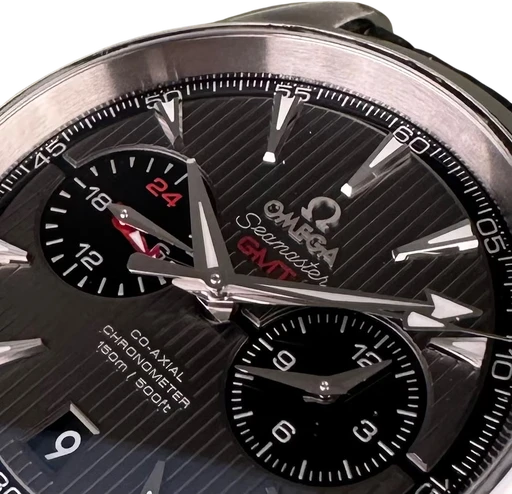 Title: Seamaster Aqua Terra GMT Chronograph - 43 mm. Ny Omega alligatorrem.
Brand: Omega
Model: Seamaster Aqua Terra GMT Chronograph
Ref: 231.13.43.52.06.001
Category: Sport
Diameter: 43mm
Functions: Kronograf, GMT, Dato
Year: 2009
Price: 30000
Condition: 9.0
Dial Color: Grå
Strap: Andet
Case material: Stål
Gender: Herre
Match: 100.0%
Billedet er ejet af Limited Watches (612300) Et Omega ur