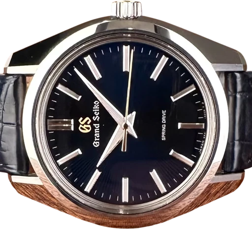 Title: Tsuki Tenshin - 55-års jubilæum - 40 mm
Brand: Grand Seiko
Model: Tsuki Tenshin
Ref: SBGY009G
Category: Dress
Diameter: 40mm
Functions: Dato
Year: 2023
Price: 48000
Condition: 8.0
Dial Color: Blå
Strap: Læder
Case material: Stål
Gender: Herre
Match: 100.0%
Billedet er ejet af Limited Watches (159124) Et Grand Seiko ur