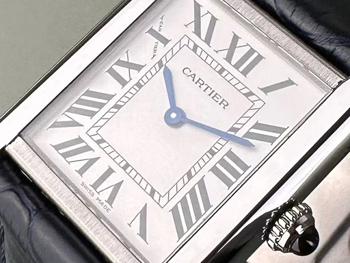 Title: Tank Solo - Small 24x31 - Med 2 nye remme. (New)
Brand: Cartier
Model: Tank Solo - Small
Ref: null
Category: Dress
Diameter: 24mm
Functions: 
Year: 2016
Price: 22000
Condition: undefined
Dial Color: Hvid
Strap: Læder
Case material: Stål
Gender: Dame
Match: 100.0%
Billedet er ejet af Limited Watches (424995) Et Cartier ur