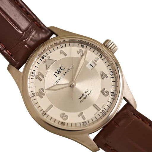 Titel: Pilot Mark XVI - Spitfire (Nyhed)
Mærke: IWC
Model: Pilot Mark XVI - Spitfire
Ref.: IW325502
Årgang: 2016
Tilbehør: Boks og Papirer
Stand: 9.0 (Brugt)
Pris: 25.500 kr.
Diameter: 39mm
Funktioner: Dato
Skivefarve: Sølv
Rem: Læder
Kassemateriale: Stål
Kategori: Pilot
Køn: Herre
Match: 100.0%
Billedet ejes af Limited Watches (1056207) Et IWC ur