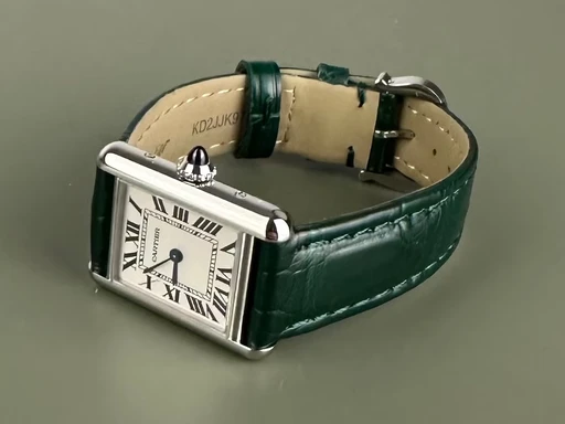 Title: Tank Must Small - 22x30 mm. Med 2 nye remme. (New)
Brand: Cartier
Model: Tank Must Small
Ref: WSTA0042
Category: Dress
Diameter: 22mm
Functions: Dato
Year: 2021
Price: 25000
Condition: 9.0
Dial Color: Sølv
Strap: Læder
Case material: Stål
Gender: Dame
Match: 100.0%
Billedet er ejet af Limited Watches (536714) Et Cartier ur