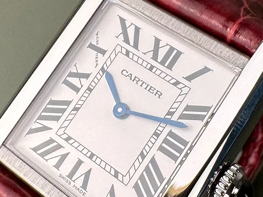 Title: Tank Solo - Small 24x31 - Med to nye remme - Garanti til 01/2027
Brand: Cartier
Model: Tank Solo - Small
Ref: WSTA0030
Category: Dress
Diameter: 24mm
Functions:
Year: 2019
Price: 21500
Condition: undefined
Dial Color: Hvid
Strap: Læder
Case material: Stål
Gender: Dame
Match: 100.0%
Billedet er ejet af Limited Watches (292977) Et Cartier ur