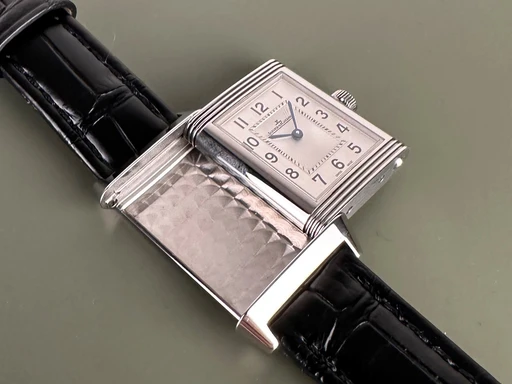 Title: Reverso Classic Small - Med 2 nye remme. Garanti til 08/2026.
Brand: Jaeger-LeCoultre
Model: Reverso Classic Small
Ref: null
Category: Dress
Diameter: nullmm
Functions: 
Year: null
Price: 40000
Condition: undefined
Dial Color: Sølv
Strap: Læder
Case material: Stål
Gender: Dame
Match: 100.0%
Billedet er ejet af Limited Watches (304636) Et Jaeger-LeCoultre ur