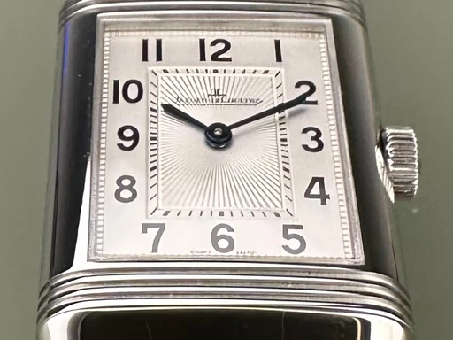 Title: Reverso Classic Small Duetto. Med 2 nye remme.
Brand: Jaeger-LeCoultre
Model: Reverso Classic Small Duetto
Ref: Q2668430
Category: Dress
Diameter: nullmm
Functions: 
Year: null
Price: 51000
Condition: undefined
Dial Color: Sølv
Strap: Læder
Case material: Stål
Gender: Unisex
Match: 100.0%
Billedet er ejet af Limited Watches (322180) Et Jaeger-LeCoultre ur