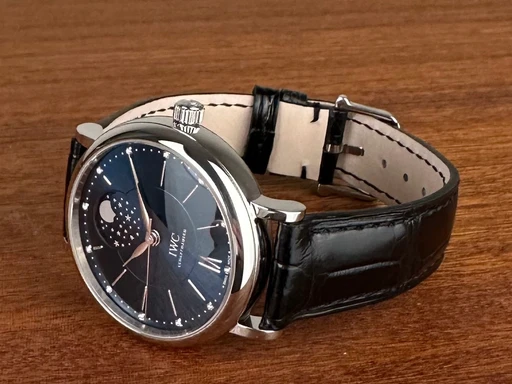 Title: Portofino Automatic Diamond - 37 mm
Brand: IWC
Model: Portofino Automatic Moon Phase
Ref: IW459006
Category: Dress
Diameter: 37mm
Functions: Månefase
Year: null
Price: 44500
Condition: undefined
Dial Color: Sort
Strap: Læder
Case material: Stål
Gender: Herre
Match: 100.0%
Billedet er ejet af Limited Watches (152311) Et IWC ur