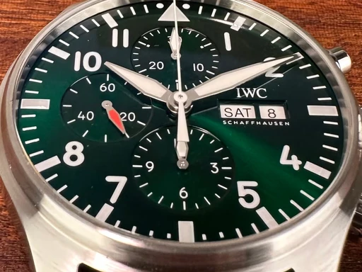 Title: Pilot’s Chronograph - 43 mm. Limited Racing green dial. Garanti til 07/2027
Brand: IWC
Model: Pilot’s Chronograph
Ref: null
Category: Pilot
Diameter: 43mm
Functions: Kronograf, Dato, Ugedag
Year: null
Price: 43000
Condition: undefined
Dial Color: Grøn
Strap: Læder
Case material: Stål
Gender: Herre
Match: 100.0%
Billedet er ejet af Limited Watches (415680) Et IWC ur