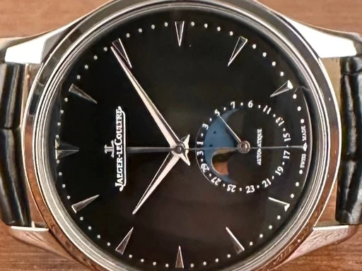 Title: Master Ultra Thin Moon - 39mm
Brand: Jaeger-LeCoultre
Model: Master Ultra Thin Moon
Ref: null
Category: Dress
Diameter: 39mm
Functions: Dato, Månefase
Year: null
Price: 55000
Condition: undefined
Dial Color: Sort
Strap: Læder
Case material: Stål
Gender: Herre
Match: 100.0%
Billedet er ejet af Limited Watches (152287) Et Jaeger-LeCoultre ur