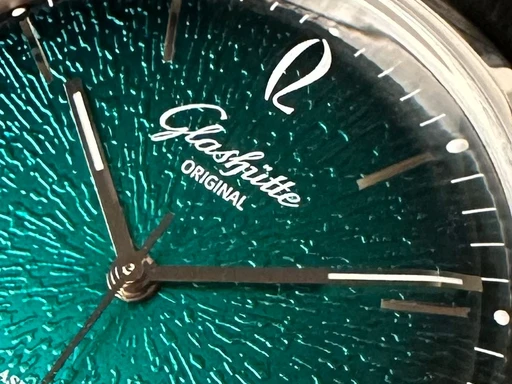 Title: Sixties - 39 mm. Med 2 nye remme.
Brand: Glashütte Original
Model: Sixties
Ref: 1-39-52-03-02-04
Category: Dress
Diameter: 39mm
Functions: 
Year: null
Price: 38000
Condition: undefined
Dial Color: Grøn
Strap: Andet
Case material: Stål
Gender: Herre
Match: 100.0%
Billedet er ejet af Limited Watches (298848) Et Glashütte Original ur