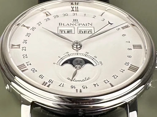 Title: Villeret Quantième Complet. Med 2 nye remme. (New)
Brand: Blancpain
Model: Villeret Quantième Complet
Ref: 6263-1127-5
Category: Dress
Diameter: nullmm
Functions: Dato, Ugedag, Månefase
Year: null
Price: 48000
Condition: undefined
Dial Color: Hvid
Strap: Læder
Case material: Stål
Gender: Herre
Match: 100.0%
Billedet er ejet af Limited Watches (411271) Et Blancpain ur
